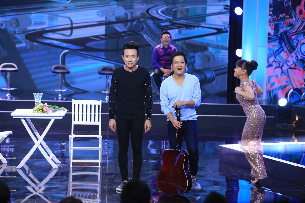 Trong khi đó, không chịu thua thiệt, nhà bác học Tiết Cương cũng bắt Rô-bốt Việt Hương đáp trả bằng màn đọc léo lưỡi câu “Chị nhặt rau rồi luộc, em nhặt rau luộc rồi”. Vì phải đọc quá nhanh, Việt Hương bị liệu thành “nhặt rau… lòi ruột” và bị Trấn Thành phát hiện.