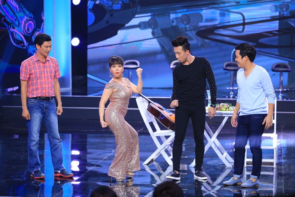 Ở thử thách Quảng cáo bá đạo với tên gọi Thời đại rô-bốt, Trấn Thành và Việt Hương vào vai người máy bị ông chủ Trường Giang – Tiết Cương hành hạ không thương tiếc. 