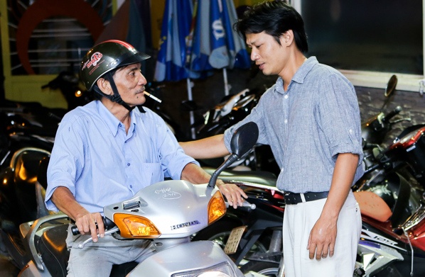 Thuong Tin di xe may den phong tra nghe con trai hat hinh anh