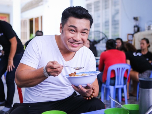 Ly Hung dong vai con trai Hoai Linh du bang tuoi hinh anh