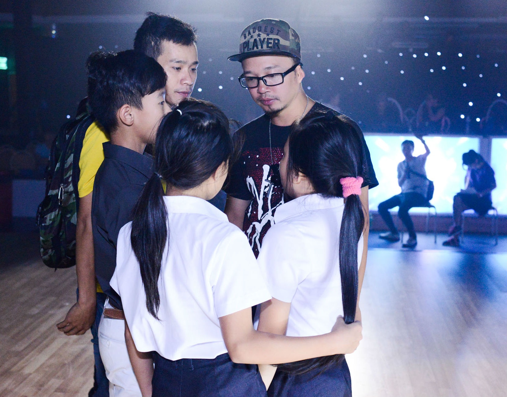 Với đội Đoan Trang – Hà Lê, trong đêm Liveshow 3 cặp đôi giàu kinh nghiệm sẽ đưa người xem vào hai miền cảm xúc đối lập. Một phần thi sẽ đầy hóm hỉnh, dễ thương nhưng khi 2 cháu cùng ông của mình “ra tay” bắt trộm để bảo vệ xóm làng và một tiết mục sẽ sâu lắng cùng chuyện về tình cảm của 2 cô cậu học trò nhỏ dành cho thầy giáo thương binh.