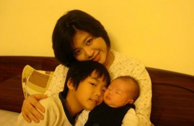 Hai con của Hoa hậu Thu Thủy.