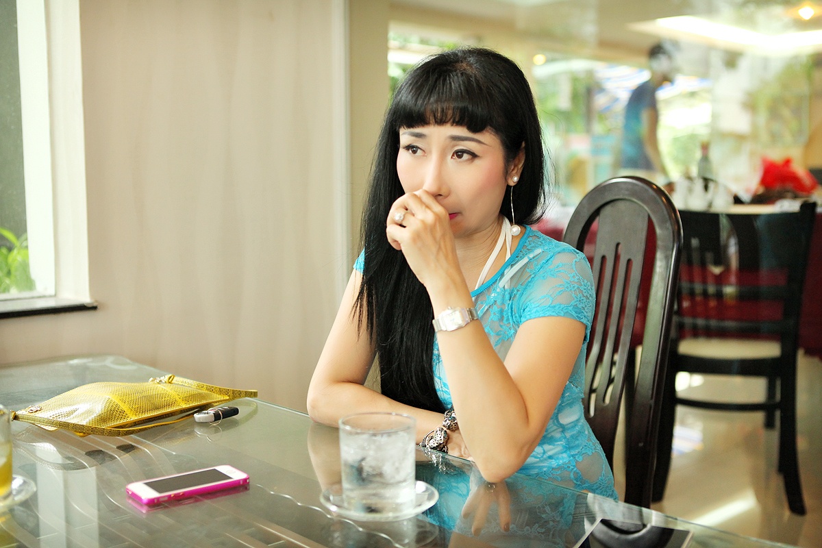 Chị không tránh được giây phút xúc động khi kể về quá khứ đau buồn.