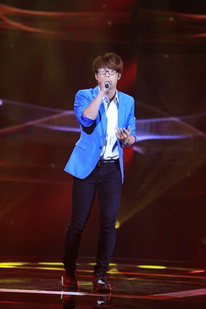 Nhưng giọng ca trẻ gây ấn tượng bởi chất giọng cao và dày, không bị ảnh hưởng nhiều từ nam ca sĩ đàn anh. 93/101 giám khảo tại trường quay bình chọn cho anh và Khánh Long nghiễm nhiên bước vào vòng đối đầu.