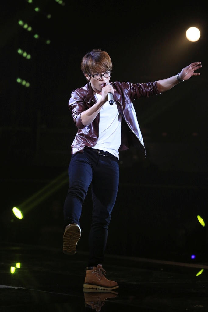 Phía bên kia, Khánh Long lột xác với hit Em sẽ là giấc mơ. Nam ca sĩ tiếp tục khoe những nốt cao sở trường. Dù chất giọng được đánh giá cao song bản sao Bùi Anh Tuấn bị chê nhạt nhòa, thiếu màu sắc riêng của bản thân.