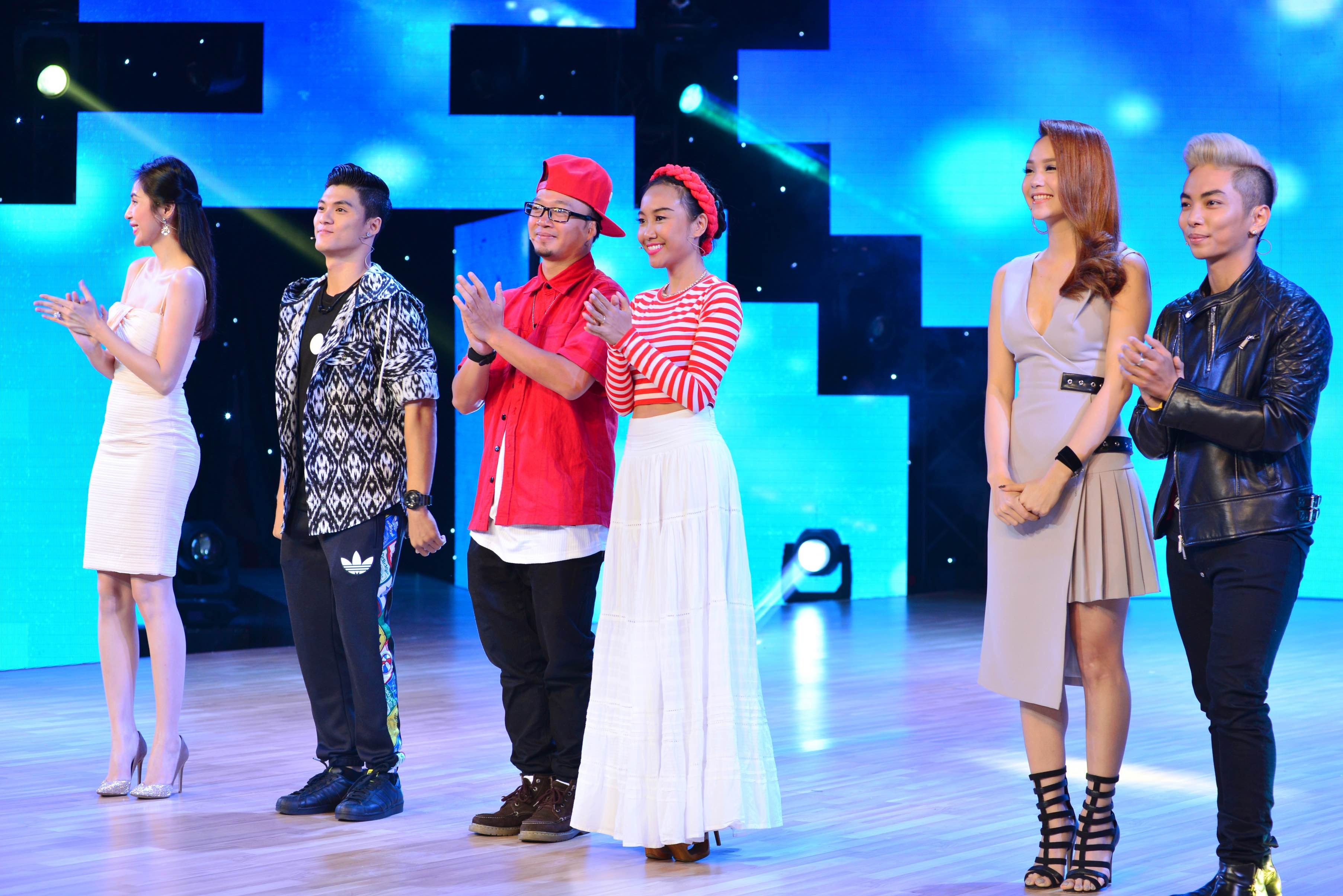 Live show 3 Bước nhảy hoàn vũ nhí đánh dấu 2/3 chặng đường khi mỗi đội chỉ còn 4 thí sinh trong đêm 8/8. Tại vòng biểu diễn theo chủ đề, các vũ công nhí hóa thành những cô cậu học trò hồn nhiên với đề tài Con ngoan, trò giỏi.