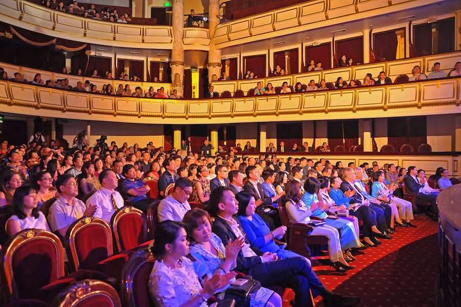 Dương Hoàng Yến biểu diễn 3 ca khúc trong chương trình chào mừng sinh nhật lần thứ 83 của Hoàng hậu Thái Lan – Sirikit – do Đại sứ quán Hoàng gia Thái Lan, Bộ Văn hóa – Thể thao & Du lịch Việt Nam phối hợp với Bộ Văn hóa Thái Lan, Tổng Cục du lịch Thái Lan và Văn phòng Nghệ thuật Đương đại & Văn hóa Thái Lan tổ chức ở Nhà Hát Lớn.