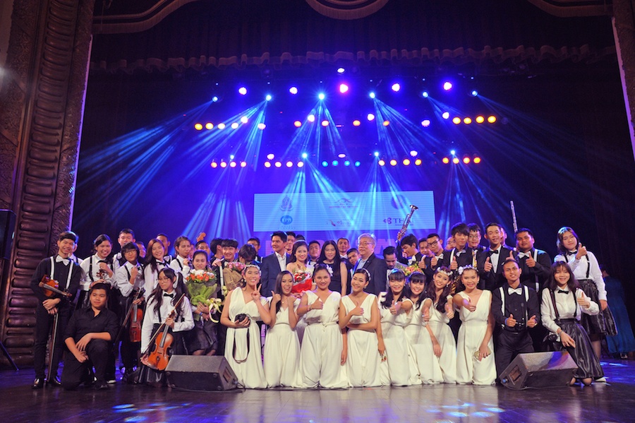 Phần cuối của chương trình, Bộ trưởng Bộ Văn hoá – Thể thao & Du lịch lên tặng hoa Dương Hoàng Yến. Cô dành được nhiều lời khen ngợi từ khán giả và các bạn nghệ sĩ Thái Lan cũng như Đại sứ quán Hoàng gia Thái Lan.