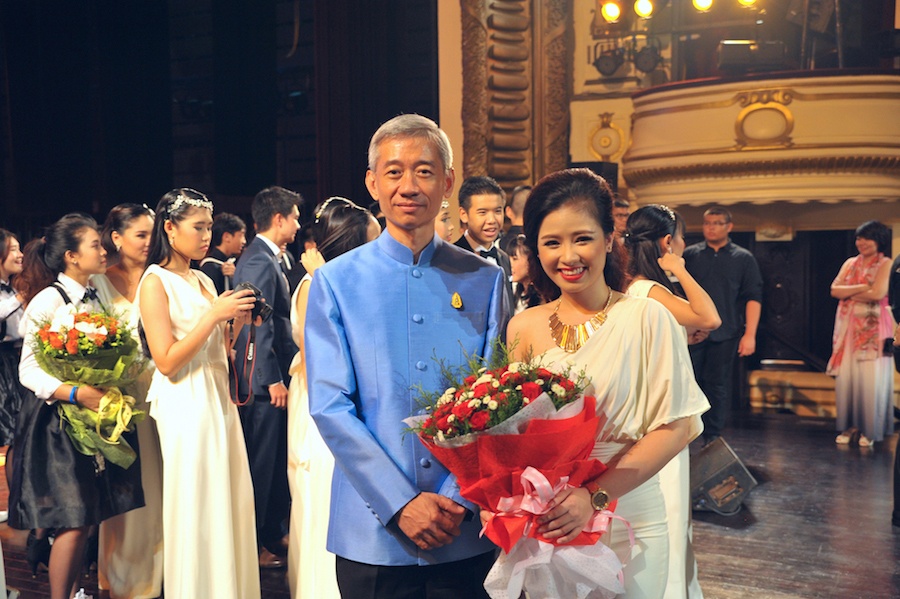 Nữ ca sĩ chụp ảnh cùng