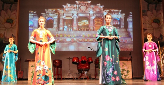 Nguoi dan My tham du Nhung ngay van hoa Viet Nam hinh anh