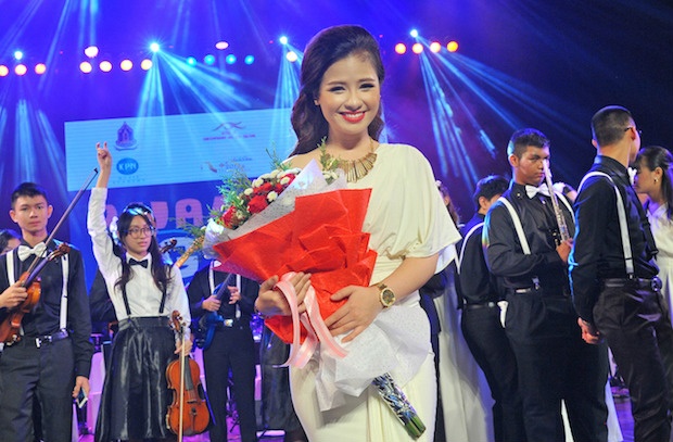 Duong Hoang Yen hat mung sinh nhat lan 83 cua Hoang hau Thai hinh anh