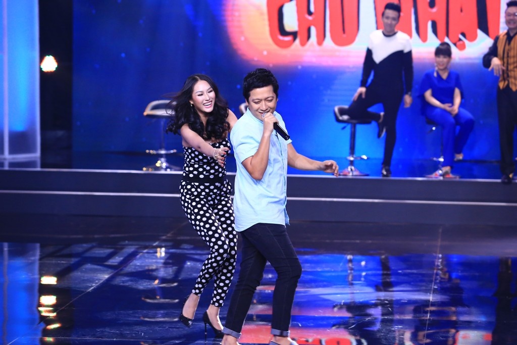 Trường Giang tố Phi Thanh Vân xài kem trộn.Trả đũa Phi Thanh Vân, nam danh hài đã liên tục ‘bêu xấu’ nữ diễn viên rằng cô cao như cây sào nhưng rất ‘dẹo’, khi xưa đen nhưng giờ trắng như bông do xài kem trộn. Tức giận khi bị ‘sỉ nhục’, Phi Thanh Vân đã không ngừng ngắc véo Trường Giang khiến anh la oai oái “Để yên cho anh hát coi” và chạy quanh sân khấu để trốn. Phần hát của Trường Giang tuy không tốt bằng Trấn Thành hay Chí Tài trước đó, nhưng điều quan trọng là anh đã mang đến không khí vui vẻ tại trường quay cũng như phối hợp ‘gài’ khách mời rất tài tình.