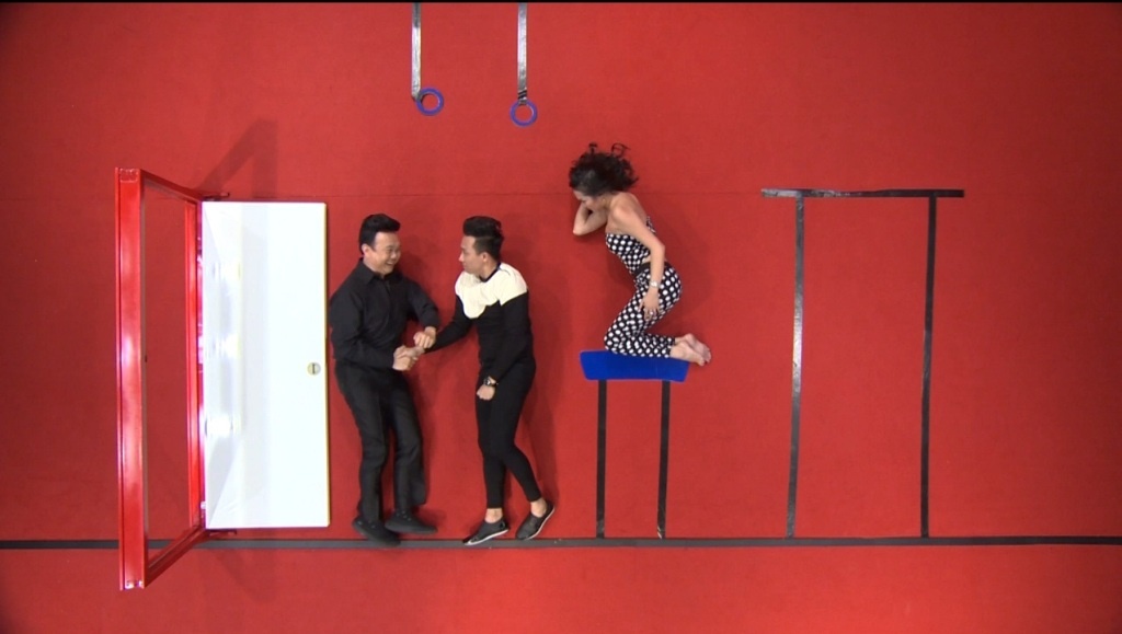 Chí Tài công khai yêu Trấn Thành trên truyền hình.Vô số lần làm ‘kỳ đà cản mũi’ đôi trẻ Trấn Thành và Phi Thanh Vân, huấn luyện viên trưởng Chí Tài chỉ canh me cặp đôi bắt đầu có những cử chỉ âu yếm là xen ngang phá đám. Mặc dù Trấn Thành luôn miệng phân bua ‘tụi em có làm gì đâu. Tụi em vẫn chăm chỉ tập luyện cho giải đấu mà’, nhưng huấn luyện viên trưởng vẫn tìm cách gây khó dễ. Cuối tiểu phẩm, bất ngờ và gây sốc vô cùng, Chí Tài tiết lộ nguyên nhân chính là anh đã lỡ yêu Trấn Thành. Lời thổ lộ ‘kinh hoàng’ này của Chí Tài khiến Trấn Thành không thể tin nổi vào tai mình.