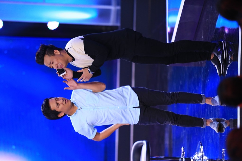 Là cặp đôi diễn trước, lựa chọn bối cảnh tại một công viên, Trấn Thành và Trường Giang hóa thân thành cặp đôi đồng tính nam đang giận dỗi nhau. Lý do là Trường Giang thường xuyên làm ‘người yêu’ Trấn Thành phải chờ dài cổ. Nội dung của tình huống xoay quanh những câu đối thoại tình cảm giữa đôi bạn trẻ cùng việc họ bàn bạc với nhau đối phó gia đình. 