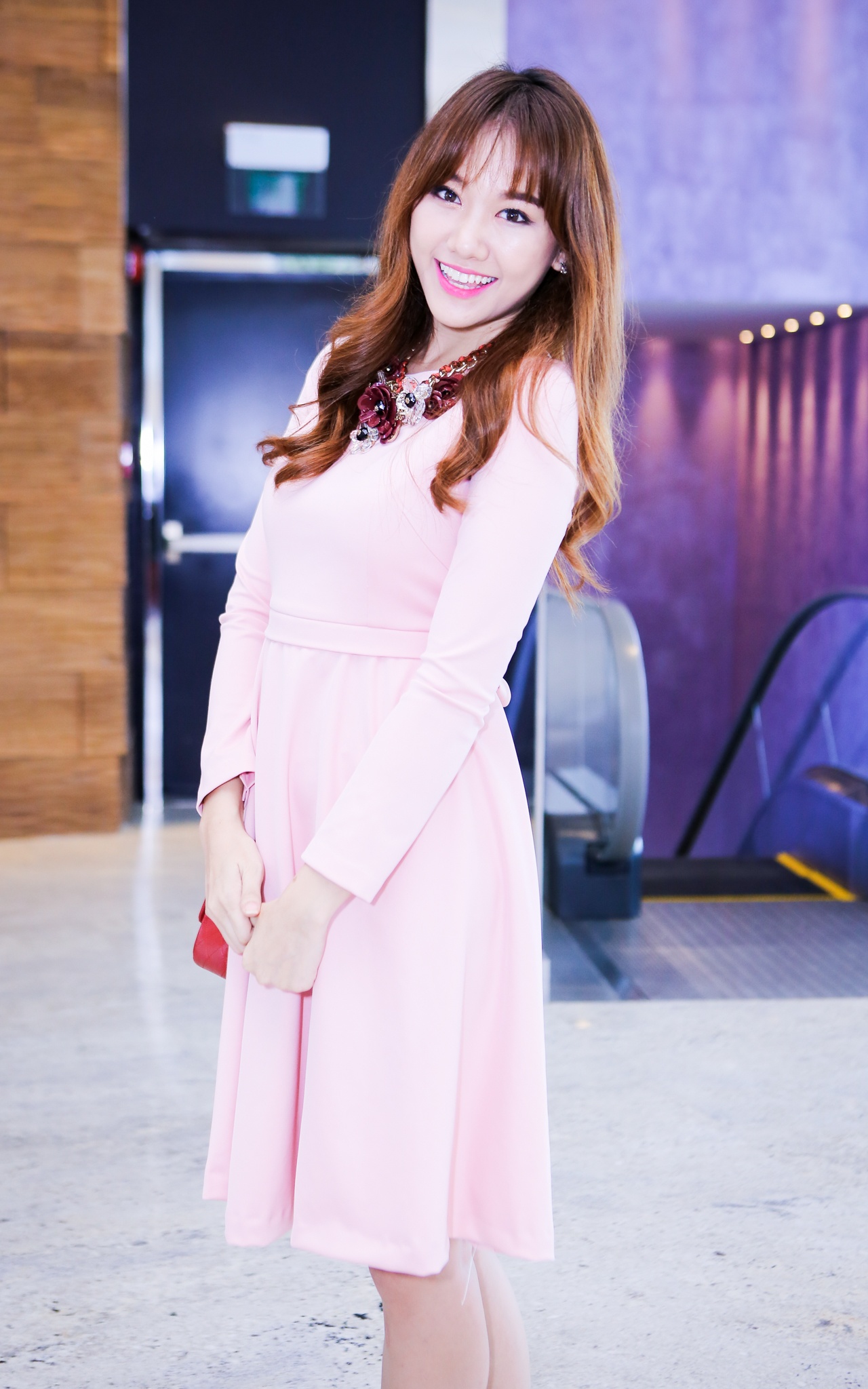 Chiều 11/8, Hari Won xuất hiện với phong cách tao nhã khi trở thành đại sứ thương hiệu cho HTV2. Người đẹp đến từ Hàn Quốc được đài truyền hình lựa chọn bởi cô có những nét tương đồng với tiêu chí của họ. Nữ ca sĩ kiêm diễn viên được đông đảo công chúng Việt Nam yêu mến nhờ tính cách dễ thương nên cô hy vọng sẽ trở thành cầu nối giữa 2 nền văn hóa.