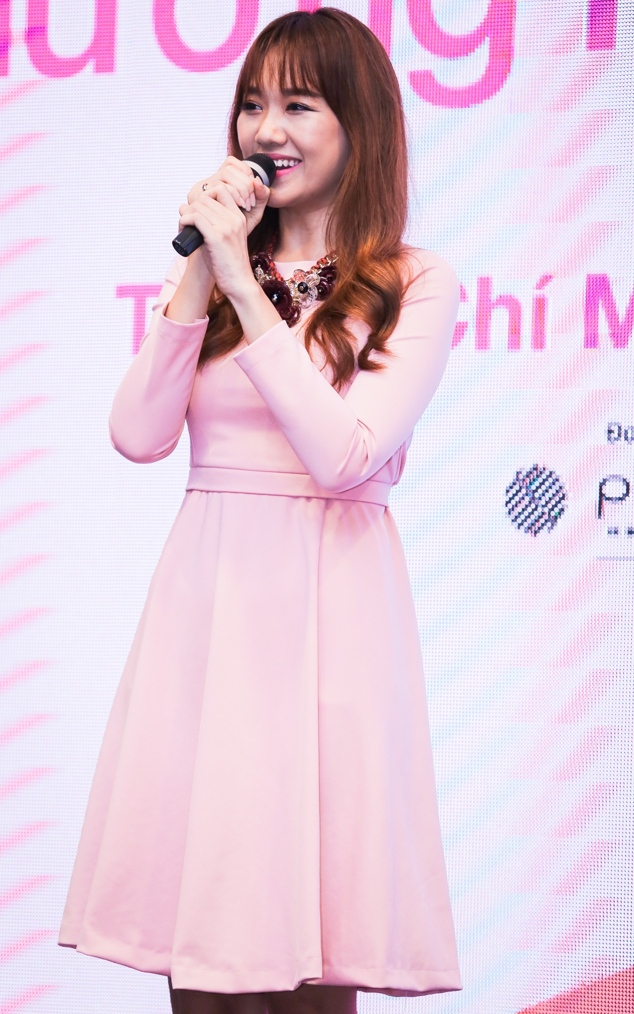 Hari Won tự nhận, cô có 50% con người Hàn Quốc và 50% là người Việt Nam nên tự tin trở thành cầu nối bắt nhịp giữa 2 văn hóa của 2 đất nước. Giọng ca Love you hate you cũng tiết lộ, bình thường thấy người yêu xem phim Hàn là Tiến Đạt thường càm ràm và họ thường xuyên giành tivi. Rapper vốn thích thể thao và những bộ phim hành động của Mỹ nên sở thích của họ trái dấu nhau.