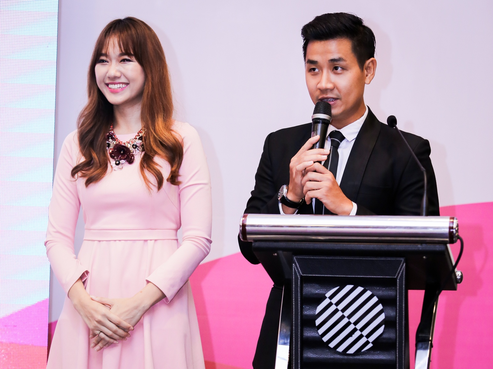 Nhưng sau nhiều lần không giành lại bạn gái, Tiến Đạt cũng bắt đầu mê phim Hàn Quốc. Hari kể, một lần cô đau bụng phải vào wc nhưng cũng ráng mang theo iPad vì đang xem lở dở thì bạn trai của cô nói: “Em mang vào trong đó rồi anh làm sao coi”.