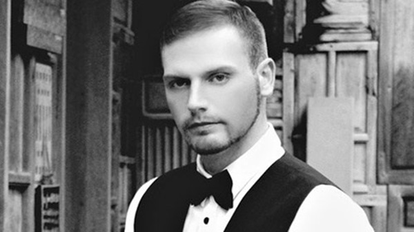 Không chỉ nổi tiếng là chàng ca sĩ Mỹ giỏi hát tiếng Việt, Kyo York còn lấn sân  sang cả lĩnh vực phim ảnh. Một trong những bộ phim truyền hình Việt mà  anh chàng này tham gia là Váy hồng tầng 24.