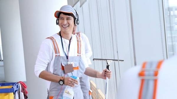 Trong bộ phim có quá nhiều giám đốc như Váy hồng tầng 24, có một chức danh  khá thú vị mang tên“giám đốc tạp vụ” do anh chàng Vũ Trác Nguyên (Huy Khánh)  tự phong cho mình.