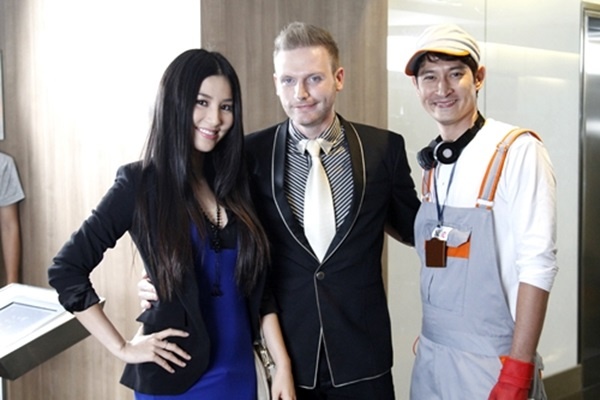 Làm việc tại một công ty “sang chảnh”, “giám đốc tạp vụ” Trác Nguyên nổi bật  hơn ai hết với thái độ ung dung và tự đắc, chiếc headphone lúc nào  cũng kè kè trên tai.