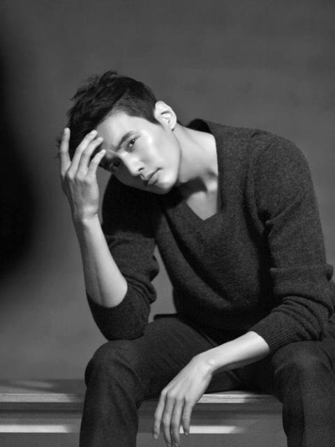 Won Bin: Ngôi sao hạng A của showbiz Hàn không phải người nổi tiếng ngay từ đầu. Anh từng làm thợ cơ khí sau khi tốt nghiệp phổ thông và luôn có ước mơ trở thành tay đua xe hơi.