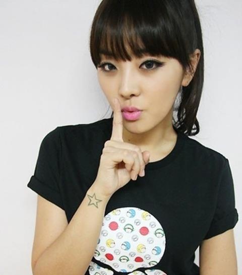 Narsha: Trước khi đến với Brown Eyed Girls và thành sao, Narsha từng là nhân viên bán hàng cực giỏi tại một cửa hàng thời trang.