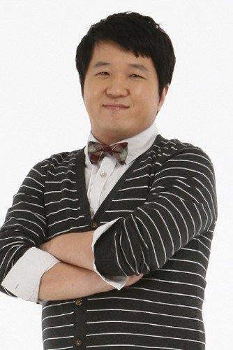 Jung Hyung Don: Nổi tiếng với màn trình diễn trong Infinity Challenge, cây hài gạo cội này từng làm kỹ sư cho tập đoàn Samsung Electronics trước khi gia nhập làng giải trí.