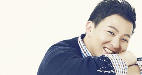 Huh Gak: Quán quân của chương trình tìm kiếm tài năng Superstar K trải qua tuổi thơ khốn khó. Khi học hết cấp 2, anh buộc phải thôi học vì nhà quá nghèo. Thời điểm đó, Huh Gak xin đi làm thợ sửa quạt thông gió và kiếm thêm bằng cách hát cho các liên hoan, lễ hội.