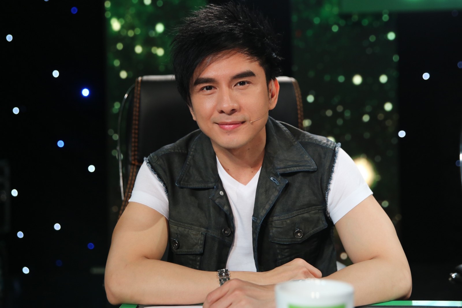 Để kịp giờ ghi hình chương trình Ngôi sao phương Nam, ngay khi vừa đáp chuyến bay từ Hà Nội về TP HCM, Đan Trường vội đến trường quay. Nam ca sĩ không quên mang theo quà tặng cho Siu Black nhân chuyến đi.