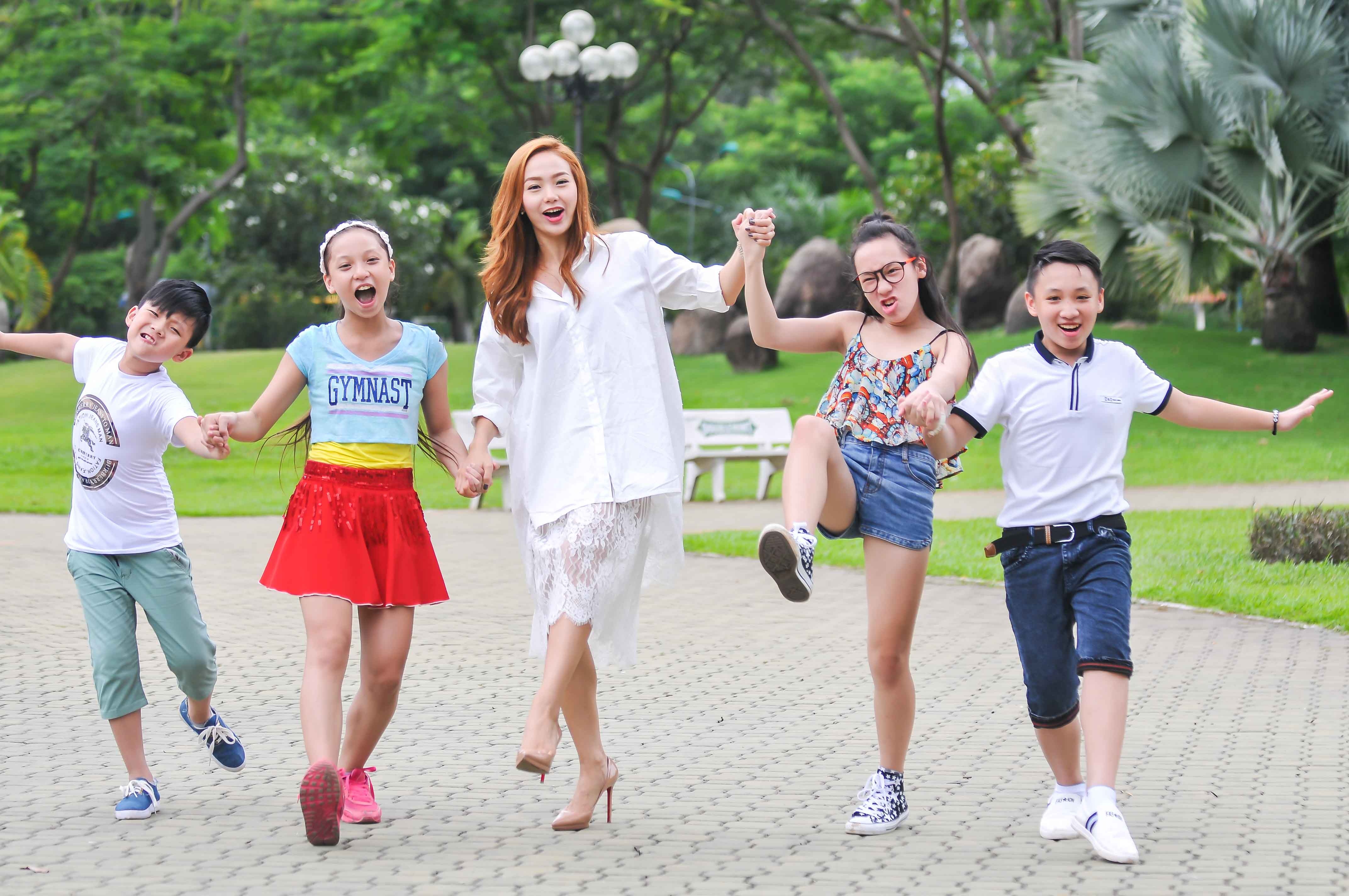 Tuần này Bước nhảy hoàn vũ nhí có chủ đề Đêm hoạt hình. Với đề tài hấp dẫn này, team Minh Hằng – Phan Hiển đã hóa thân thành những thú bông đáng yêu và dễ thương. 