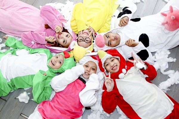 Mặc dù tự nhận bản thân chưa có nhiều kinh nghiệm vỗ về các bé nhưng Minh Hằng luôn dành sự quan tâm, sẻ chia bên cạnh các học trò cưng. Cô được các bé trong đội ví như cô tiên xanh trong câu chuyện cổ tích.