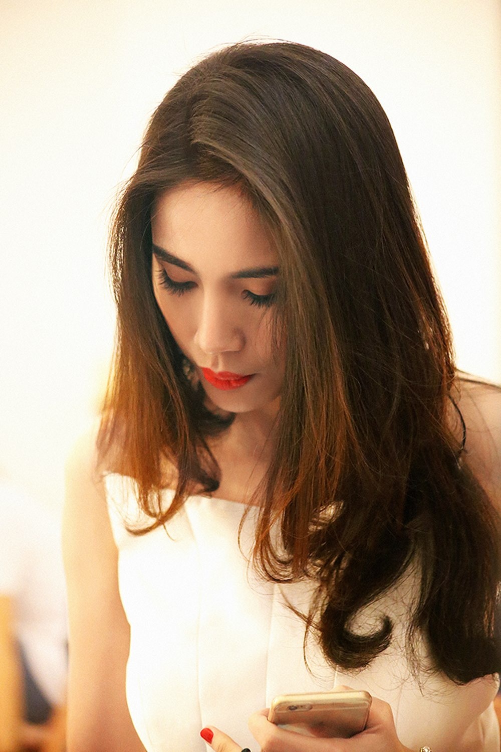 Trong bộ váy trắng tinh khôi, Thủy Tiên xuất hiện xinh đẹp trong hậu trường Sài Gòn Đêm Thứ 7. Bà xã Công Vinh sẽ mang đến bản hit mới nhất của mình: Sài Gòn bận lắm (Hamlet Trương) để chào sân chương trình Sài Gòn Đêm Thứ 7.