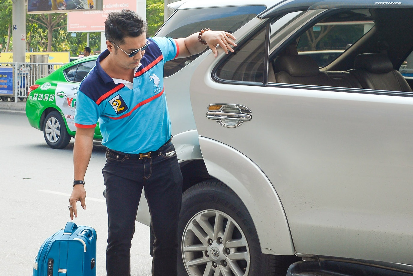 Ly Hung suyt tre gio bay ra Ha Noi vi den muon hinh anh