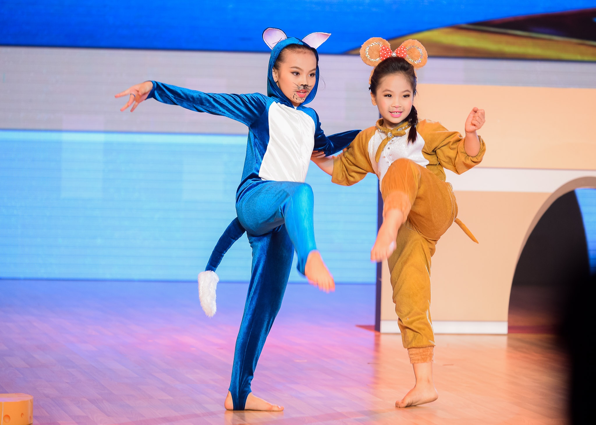 Không khí vui nhộn trong cuộc tranh giành miếng bánh phô mai giữa chú chuột Jerry và chú mèo Tom của Thu Trang – Bảo Anh làm khán giả thích thú. Nhưng cuối cùng, cả hai cùng nhau sẻ chia miếng bánh đó.