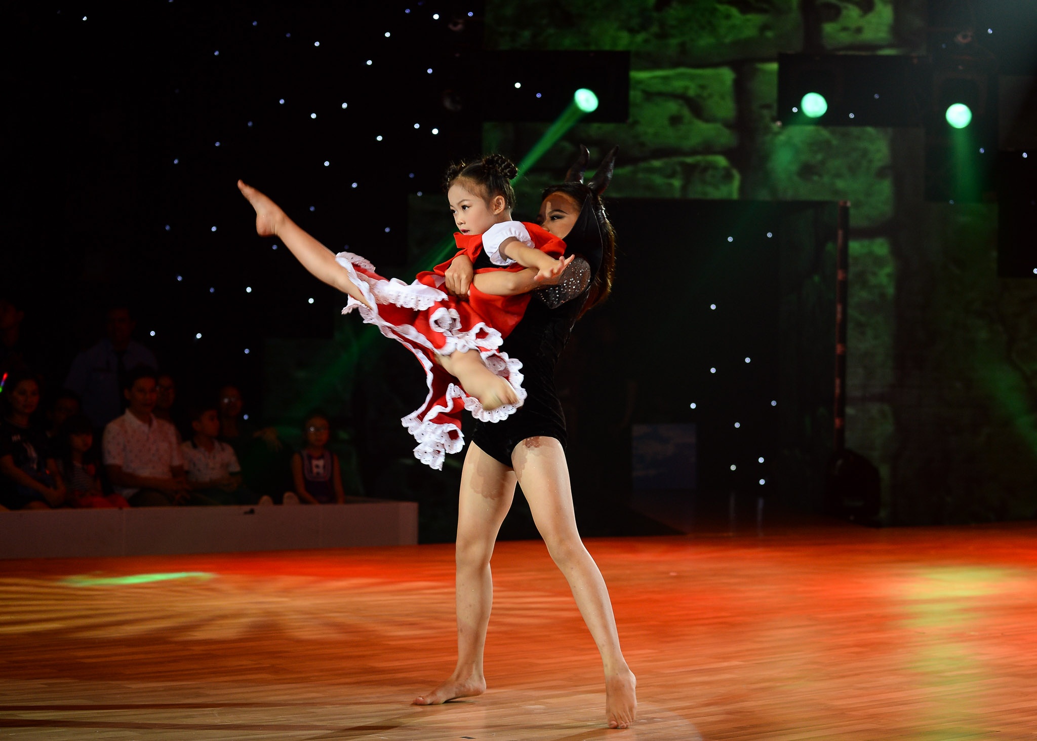 Hai cô bé Yến Trang – Linh Chi tái hiện cuộc chiến giữa hai nhân vật cô bé quàng khăn đỏ và Tiên hắc ám qua điệu nhảy đương đại và khiêu vũ thể thao vô cùng đáng yêu.