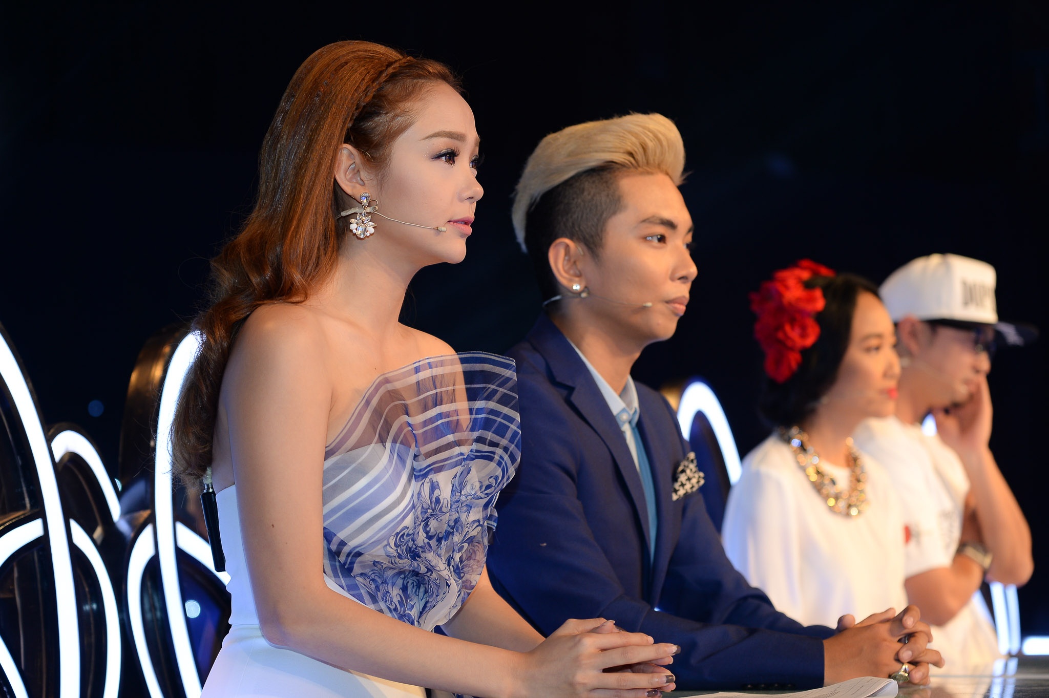 Minh Hằng: ‘Minh Đức ơi, cô có một câu hỏi trong đầu mà lúc nào cô cũng hỏi là con có thể làm được những gì nữa? Và câu hỏi đó cô muốn mình khám phá dần dần ra. Cái gì con làm cũng được, cái gì con làm cũng hay. Ở ngoài con hiền lành, nhút nhát nhưng khi lên sân khấu điên loạn. Con làm cô quá bất ngờ’. Giám khảo Phan Hiển: ‘Với Kim Thư, đây là vai đầu tiên mà con nhập vai đến như vậy và con giữ vai diễn con từ đầu đến hết bài thi của mình mà không phải nhiều người có thể làm được. Hai con khi thể hiện bài này, lần đầu tiên chú không nhìn vào phần kỹ thuật mà chú thấy gương mặt hai con diễn xuất quá đạt, quá tốt’.