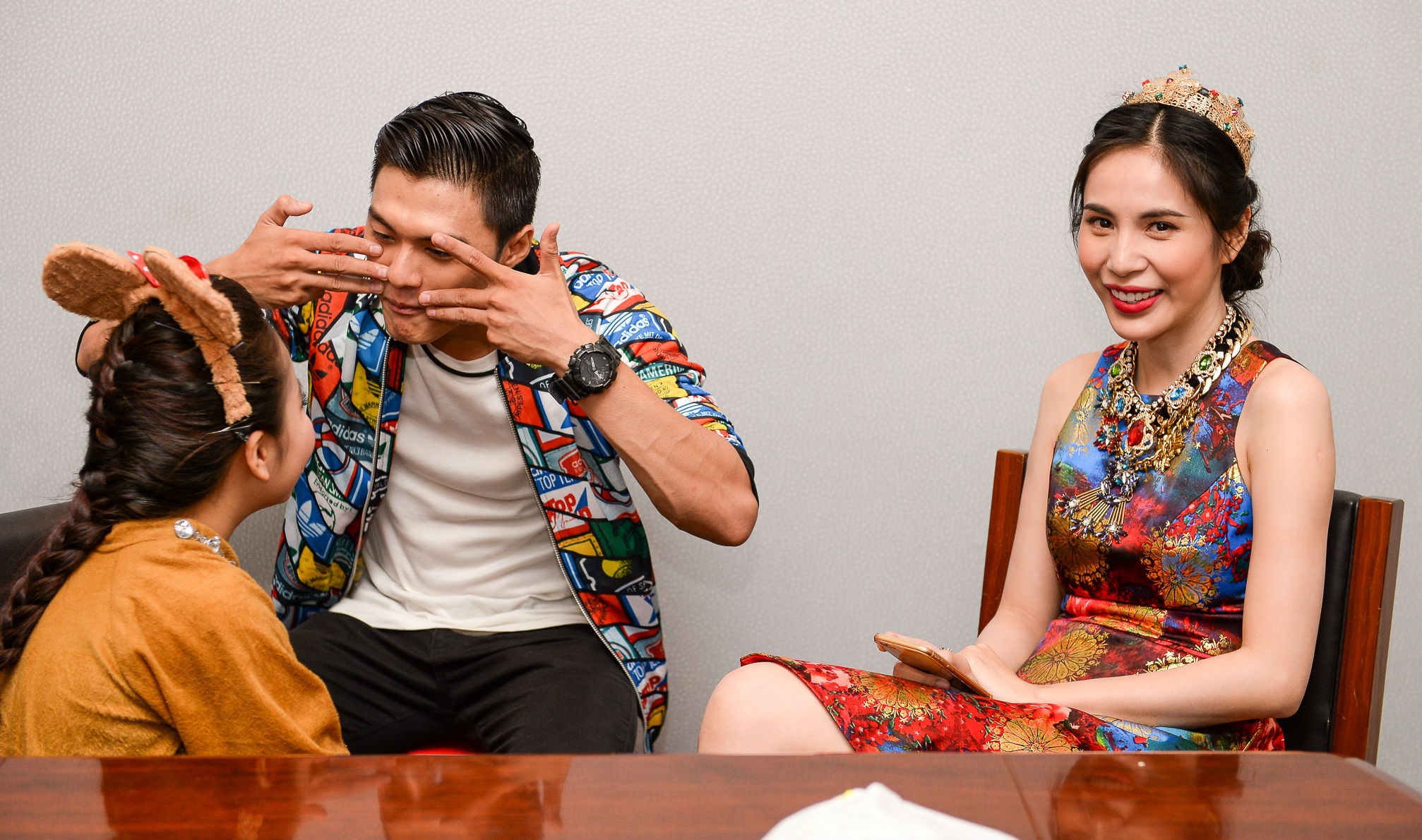 Thủy Tiên: ‘Trước khi lên sân khấu thì cô và chú Hải rất lo vì ở lứa tuổi của các con mà trong vòng một tuần mà dựng ra một bài cho các con nhớ tốt là điều rất khó. Hôm nay, cô thực sự thấy hai con quá tuyệt vời. Các con làm động tác chắc khỏe và đều, nhất là động tác vươn tay và bưng đỡ. Các con làm rất hồn nhiên đúng với độ tuổi của các con’.