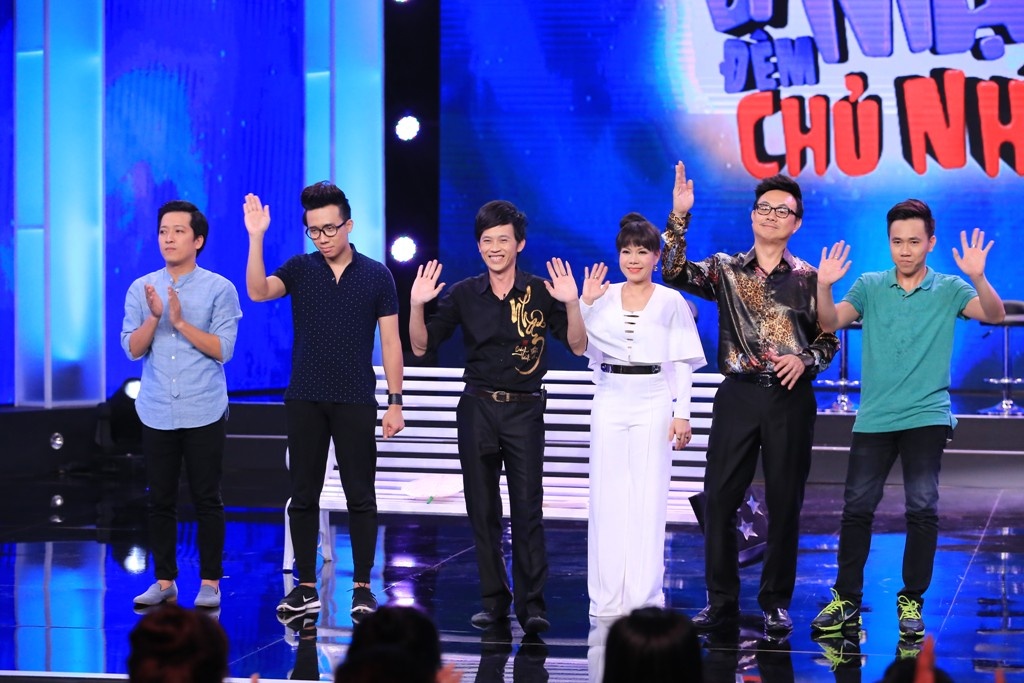 Tập 8 Bí mật đêm chủ nhật phát sóng tối 16/6 trên HTV7 với khách mời Anh Đức. Sự duyên dáng, dí dỏm của nam nghệ sĩ hài khi tung hứng với bộ tứ lắm chiêu đã tạo nên những tiếng cười vui nhộn. Nhưng nội dung nhạt nhòa vẫn không cứu được chương trình.