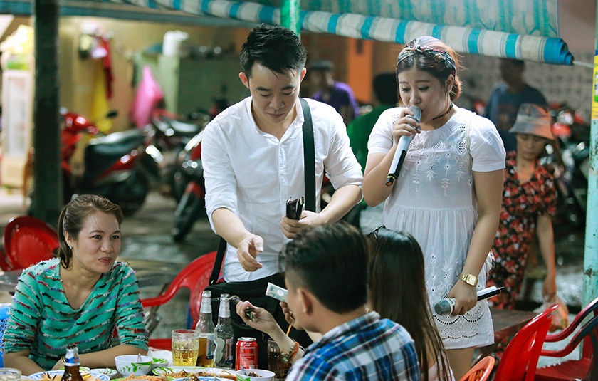 Chang trai keo keo gia Mr. Dam miet mai hat rong kiem tien hinh anh
