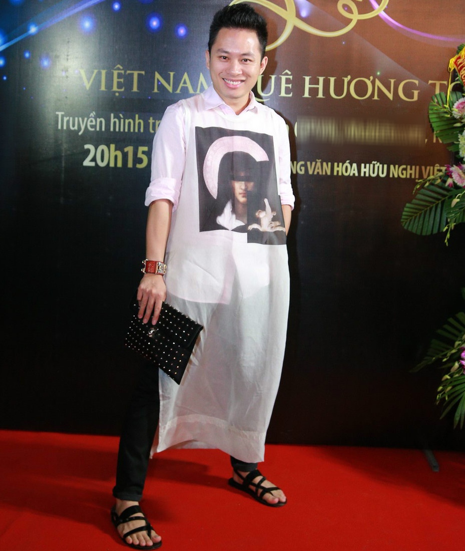 Tùng Dương ăn mặc cá tính đến dự buổi họp báo. Nam ca sĩ trình diễn trong đêm nhạc với những ca khúc ấn tượng.