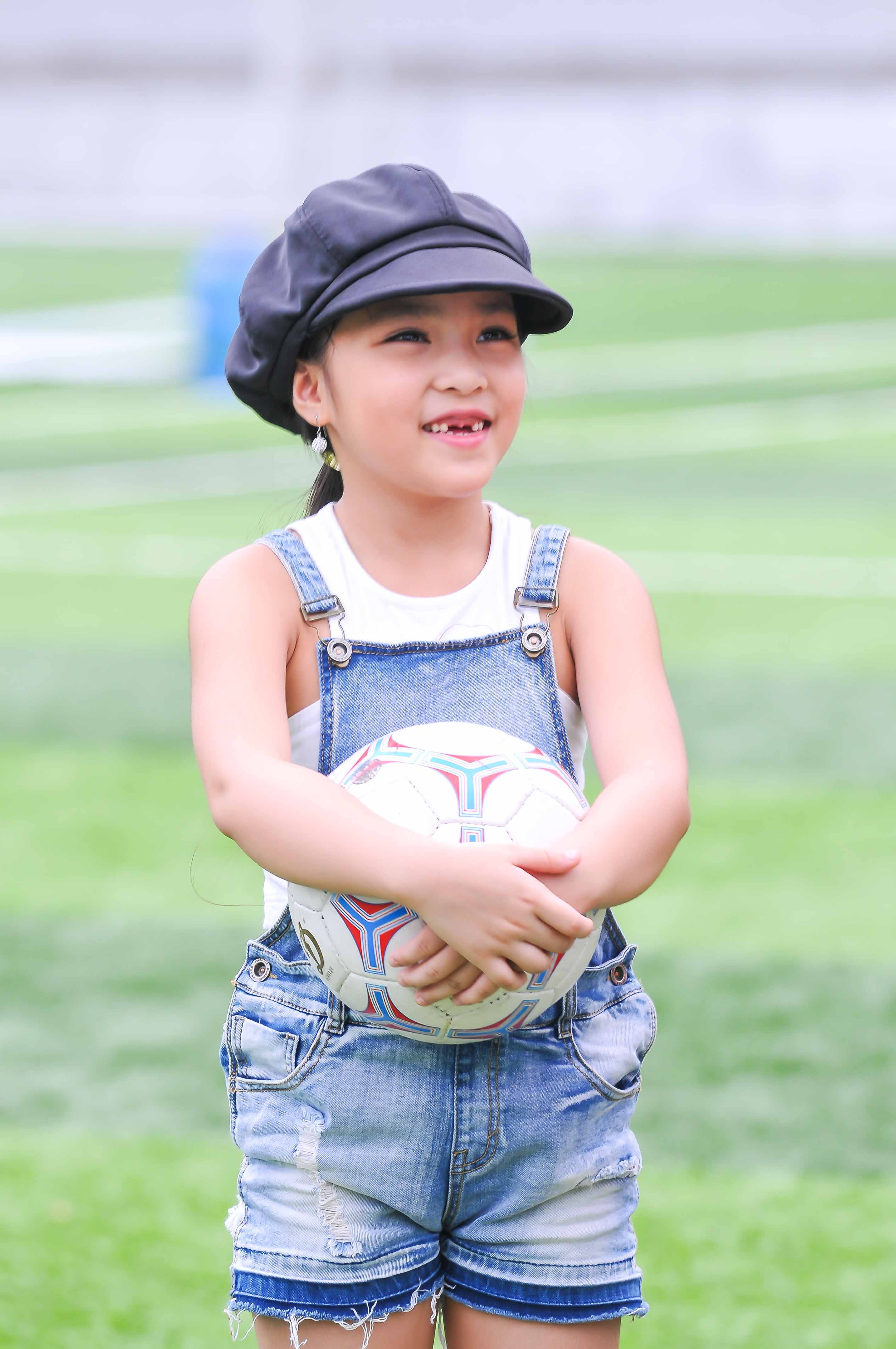 Tuần này, 3 trò cưng của đội Thủy Tiên – Lâm Vinh Hải là Minh Châu, Thùy Dương và Thu Trang sẽ lần lượt thể hiện những bài nhảy với các thông điệp ý nghĩa được gửi gắm qua từng tiết mục. Minh Châu sẽ rời vai nhân vật minion ở đêm thi trước để nhập vai cậu bé bán vé số bị người khác bắt nạt đầy cảm động qua điệu nhảy đương đại và khiêu vũ thể thao. 