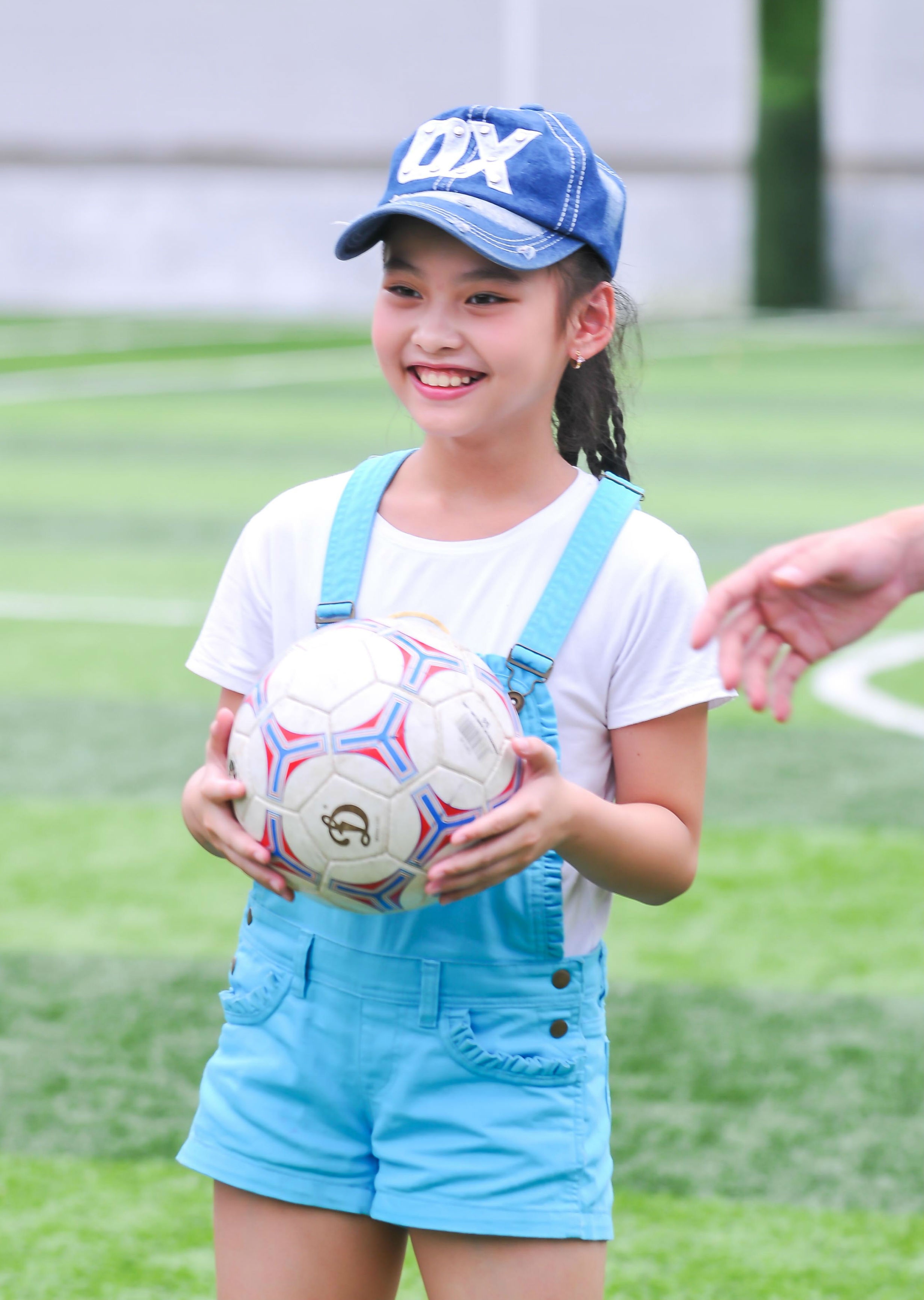 Thùy Dương sẽ hóa thân thành ‘công chúa tóc vàng với ngoại hình xinh đẹp còn Thu Trang bất ngờ biến hóa thành một loài chim lạ với sự cá tính đầy mạnh mẽ.