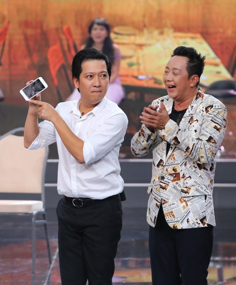 Trường Giang méo mặt vì điện thoại hư hỏng.