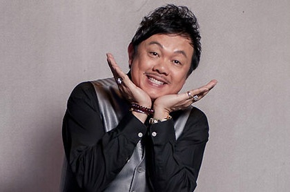 Chi Tai hat ca khuc cua Son Tung M-TP trong tieu pham hai hinh anh