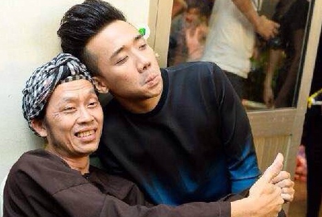 Hoai Linh – Tran Thanh khong nhin mat khi chup anh cung nhau hinh anh