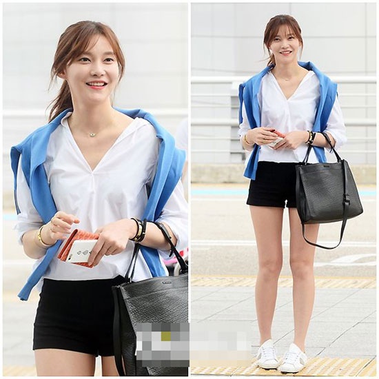 Cha Ye Ryeon lại chọn cách phối quần short với áo sơ mi trắng. Phong cách hiện đại lại không kém phần thanh lịch.