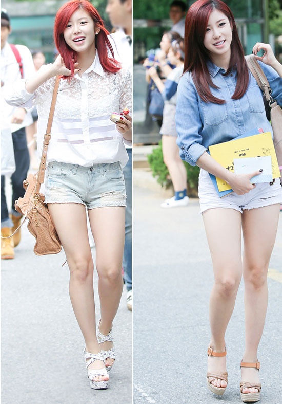 Hyosung (Secret) rất yêu thích những chiếc quần short. Cô thường chọn cách mix đơn giản cùng áo sơ mi.