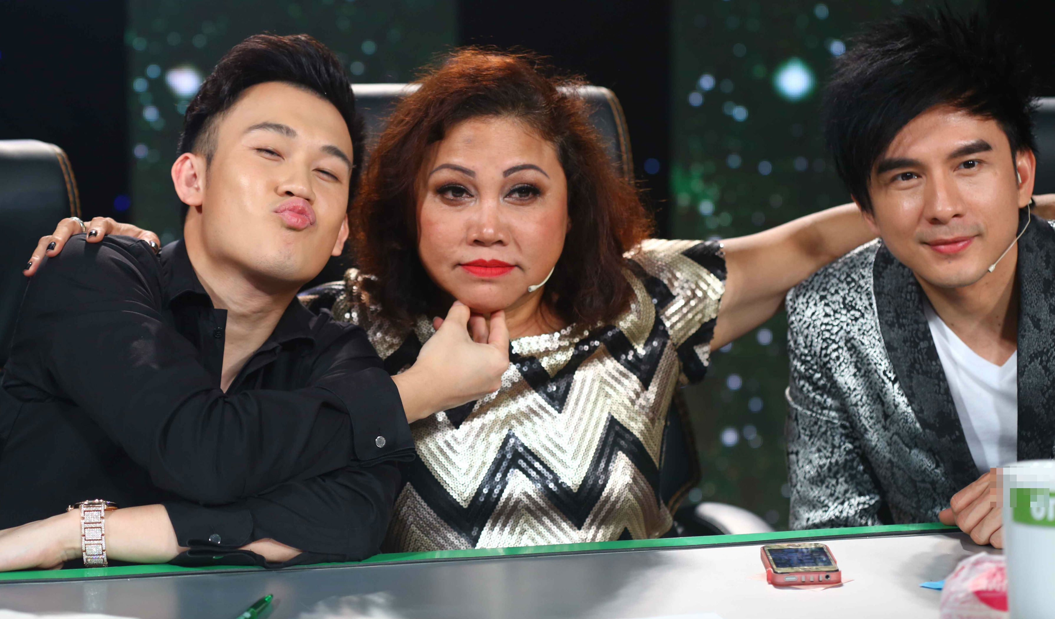 Chung kết thứ 7 của Ngôi sao phương Nam quyết định 3 thí sinh cuối cùng vừa diễn ra vào tối 21/8 với chủ đề Top hits. Để chinh phục 3 Giám khảo Siu Black, Đan Trường và Dương Triệu Vũ trong những ca khúc đã quen thuộc của các ca sĩ nổi tiếng, 6 thí sinh làm mới từ hòa âm phối khí đến phong cách trình diễn. 