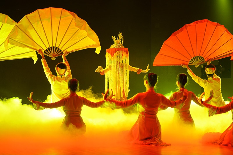 Kim Thư kết thúc bài thi với kỹ thuật múa mâm tuyệt vời trên nền nhạc quê hương. Minh Hằng thừa nhận học trò cô phải giỏi thế nào mới thể hiện được yêu cầu gắt gao này. “Kim Thư từng thi Bước nhảy hoàn vũ nhí ở năm trước và bạn ấy trở lại lợi hại hơn xưa”, người đẹp khen ngợi.