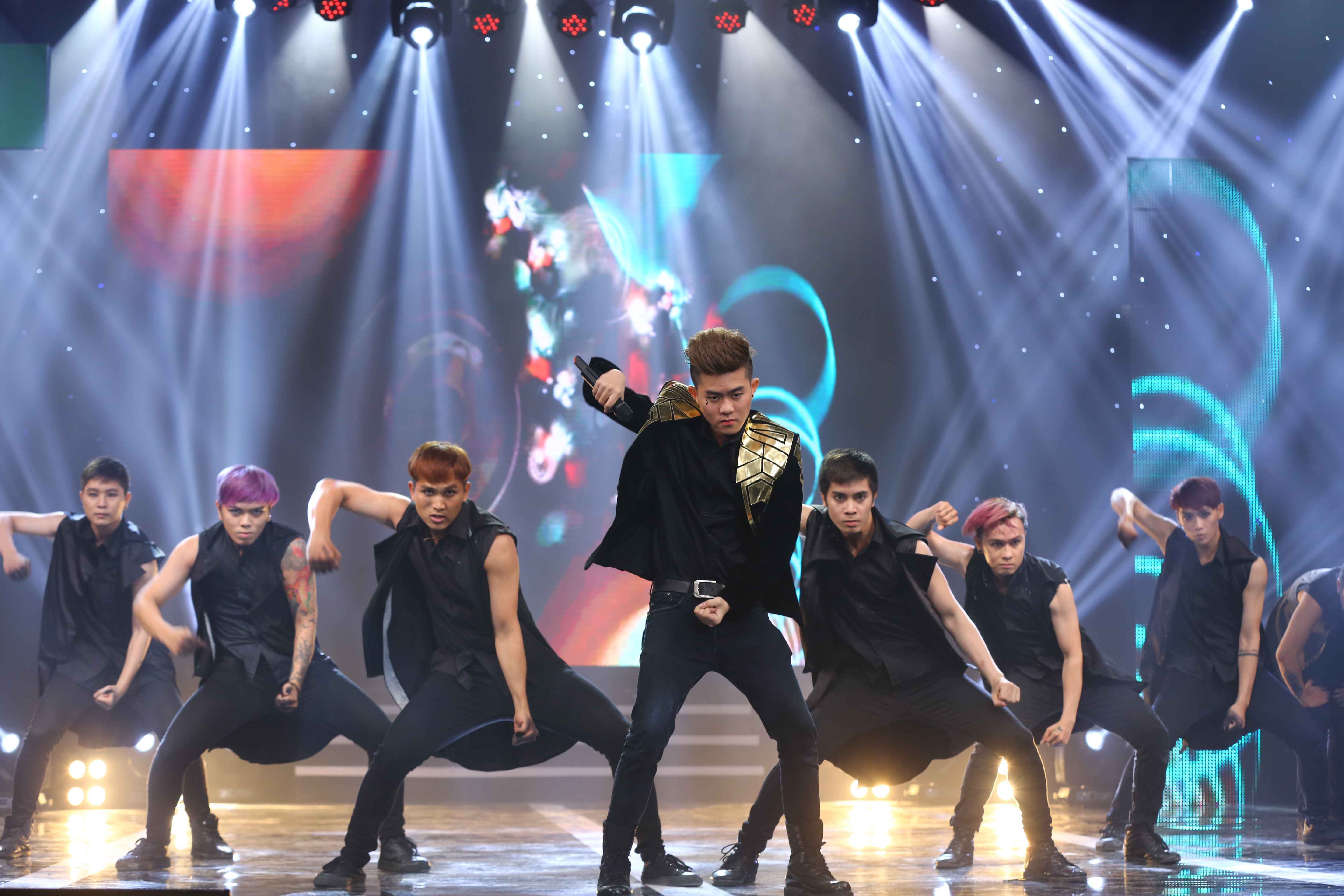 Phạm Chí Thành thể hiện Gạt đi nước mắt – bản hit của ca sĩ Noo Phước Thịnh. Đan Trường phải thốt lên “quá tuyệt vời”. Anh Bo hết lời tán thưởng chàng trai có giọng hát khủng, “quá đỉnh, em xứng đáng là hoàng tử của Vpop”. 